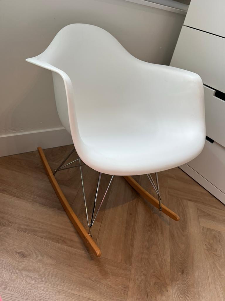 Moderne witte schommelstoel, Ophalen, Kunststof, Gebruikt, Wit