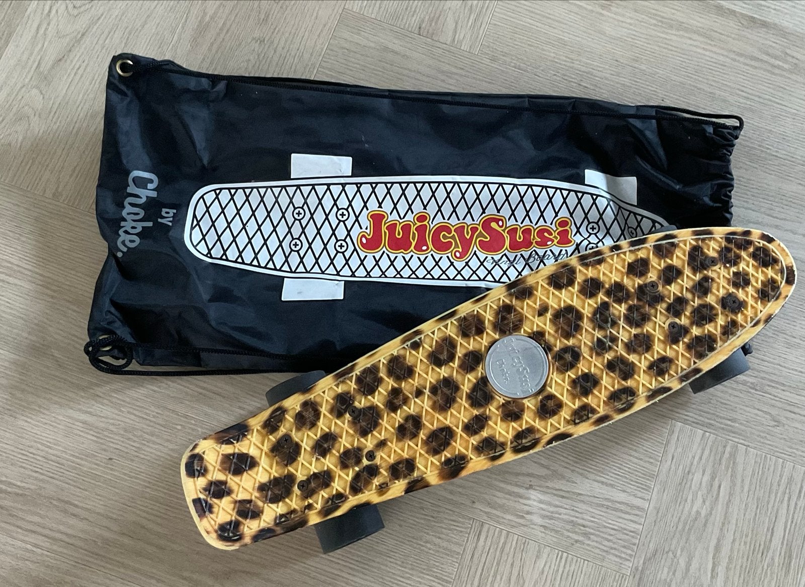 Pennyboard Juicy Susi luipaardprint met tas, Ophalen of Verzenden, Gebruikt, Skateboard