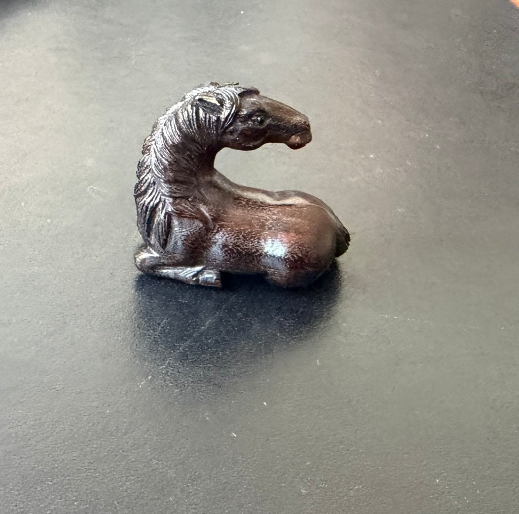 Ironwood Netsuke van liggend paard late Meiji periode Japan, Hout, Netsuke, Japan, 5 cm