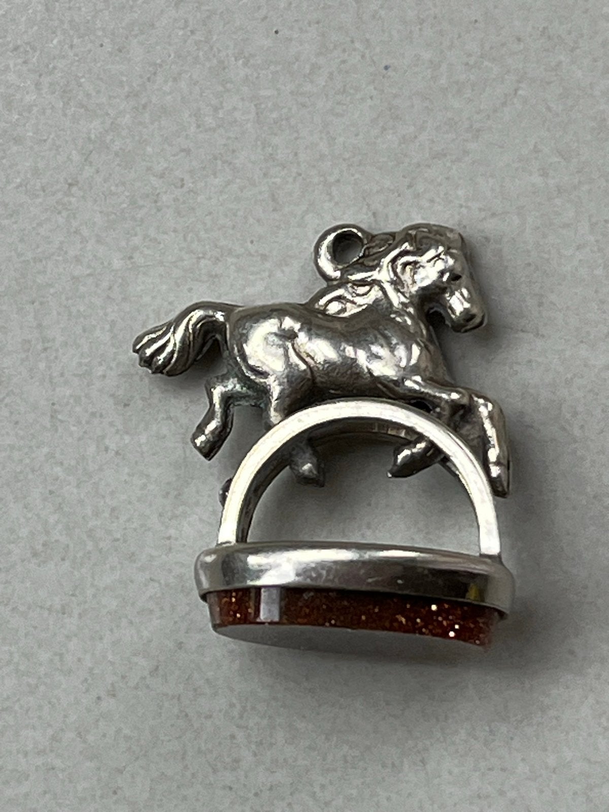 Zilveren hanger signet met Paard en Goudsteen, Verzenden, Zo goed als nieuw, Met edelsteen, Zilver