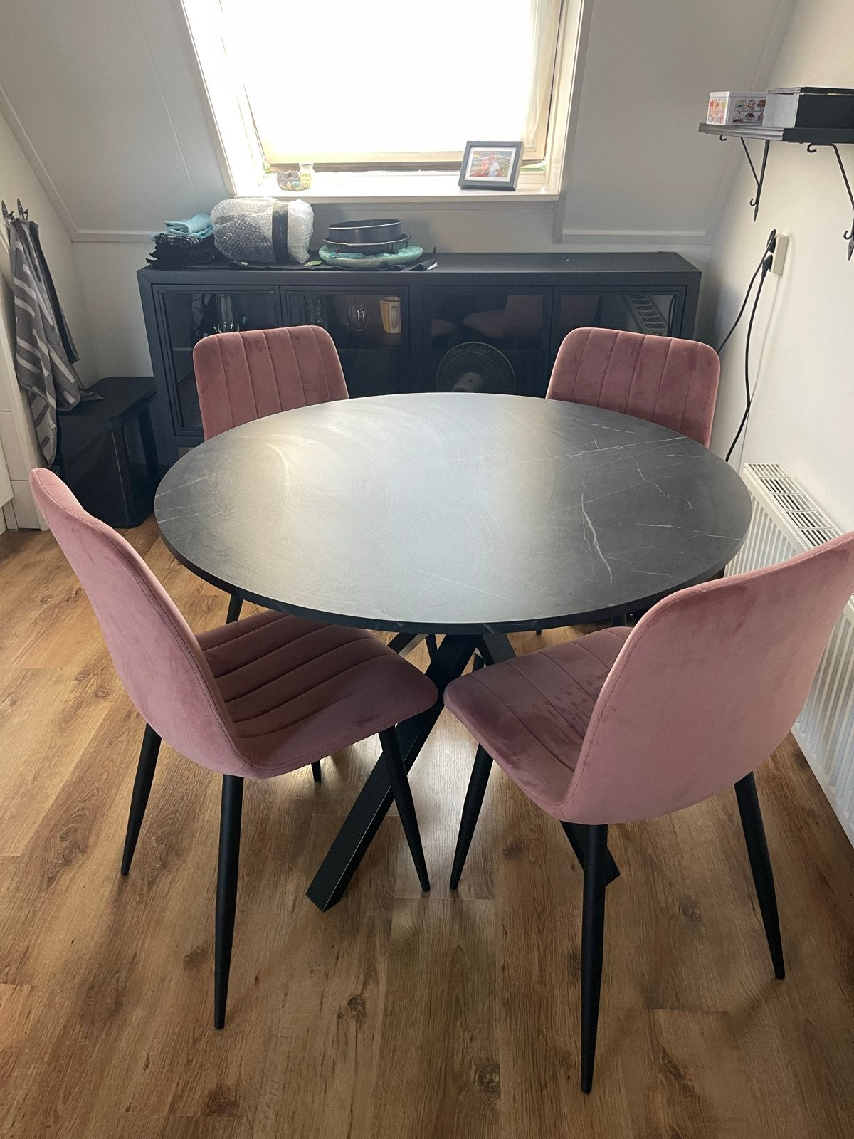 Moderne ronde eettafel met 4 roze fluwelen stoelen, Ophalen, 100 tot 150 cm, Rond, Zo goed als nieuw