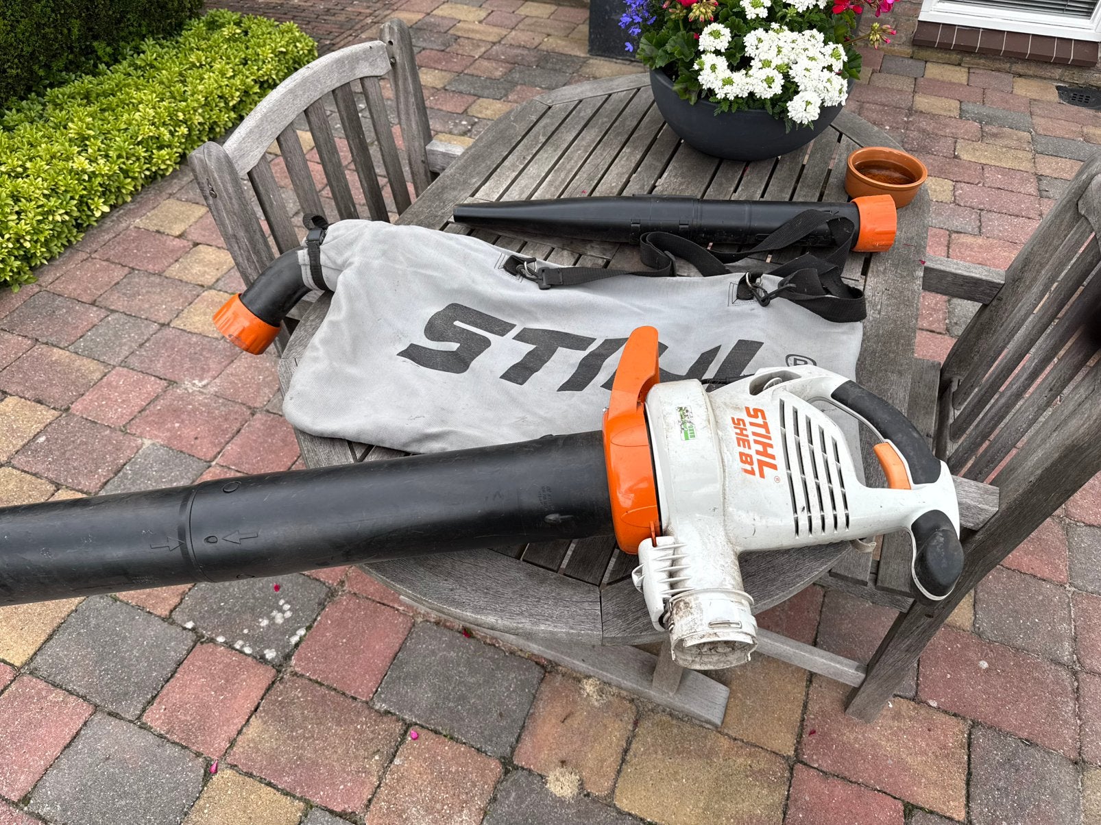 Stihl bladblazer-bladstofzuiger SHE 81, Ophalen, Gebruikt, Met opvangzak, Ruggedragen