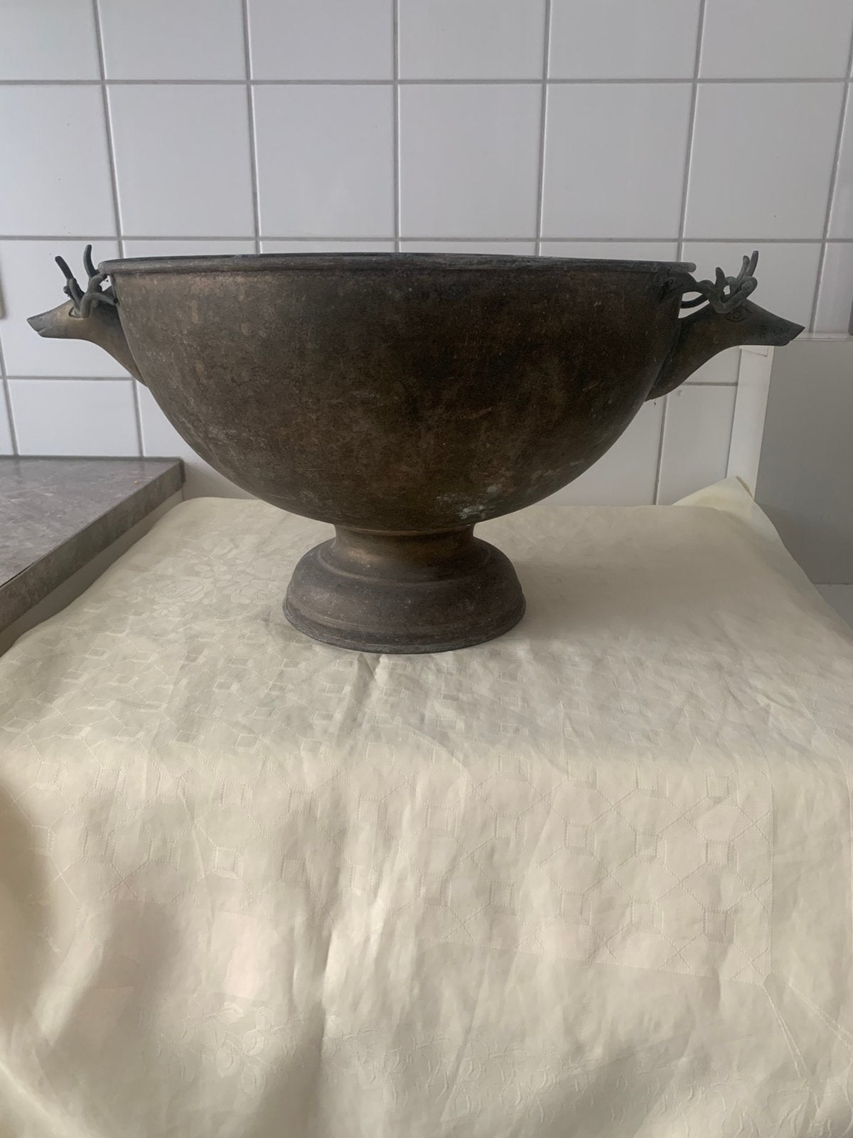 Oude wijnkoeler met herten bewerkt beide zijde, Antiek en Kunst, Ophalen