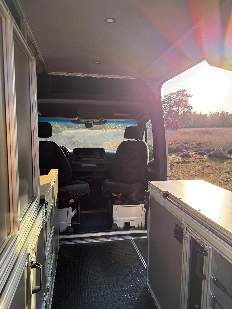 Mercedes Sprinter unieke buscamper, opklapbare lengtebedden!, Automaat, Chemisch toilet, Buscamper of Camperbus, Tot en met 2