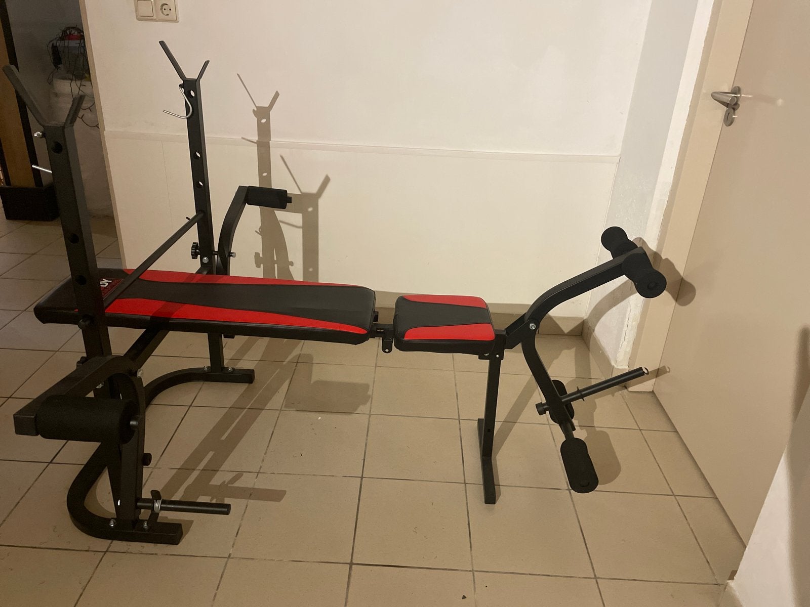 Krachtstation met halterbank en gewichten, Gebruikt, Krachtstation, Armen, Ophalen of Verzenden