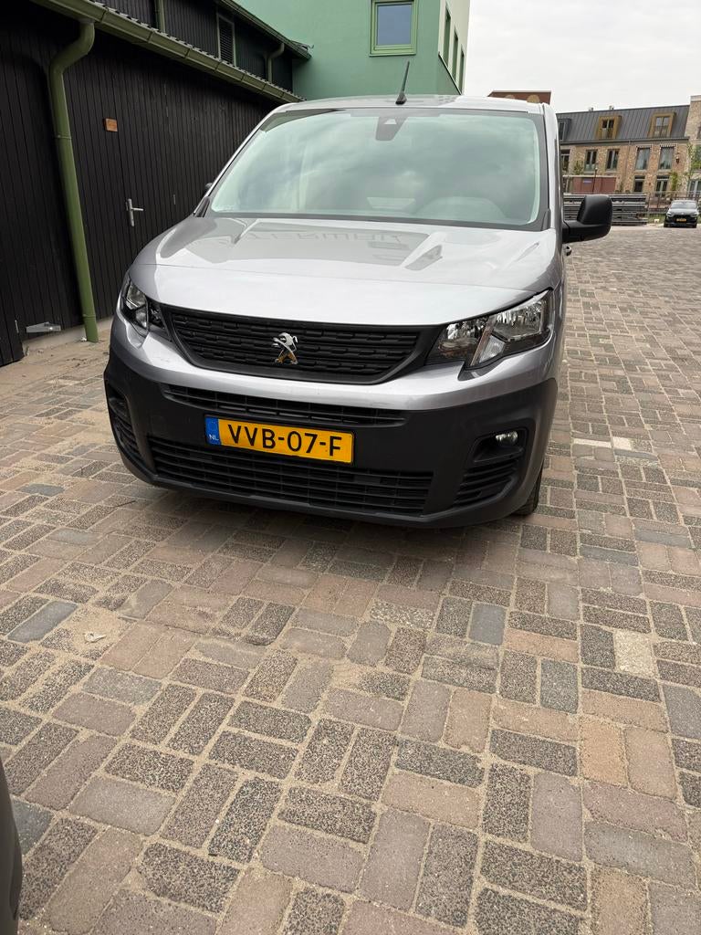 Peugeot Partner 1.5 Bluehdi 100pk 650kg 3-zits 2023 Grijs, Auto's, Voorwielaandrijving, Bedrijf, 2 stoelen, Zilver of Grijs