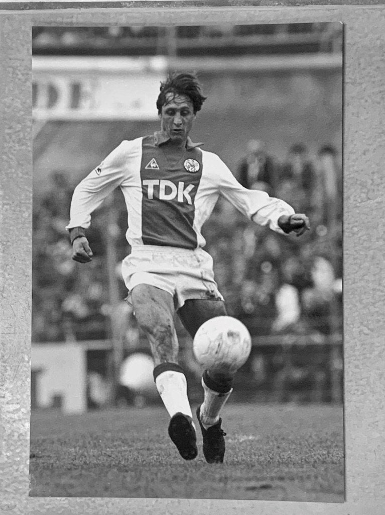 Org z/w foto 20x30 cm Johan Cruijff aktie Ajax-F'noord 1983, Verzenden, Nieuw, Ajax, Poster, Plaatje of Sticker
