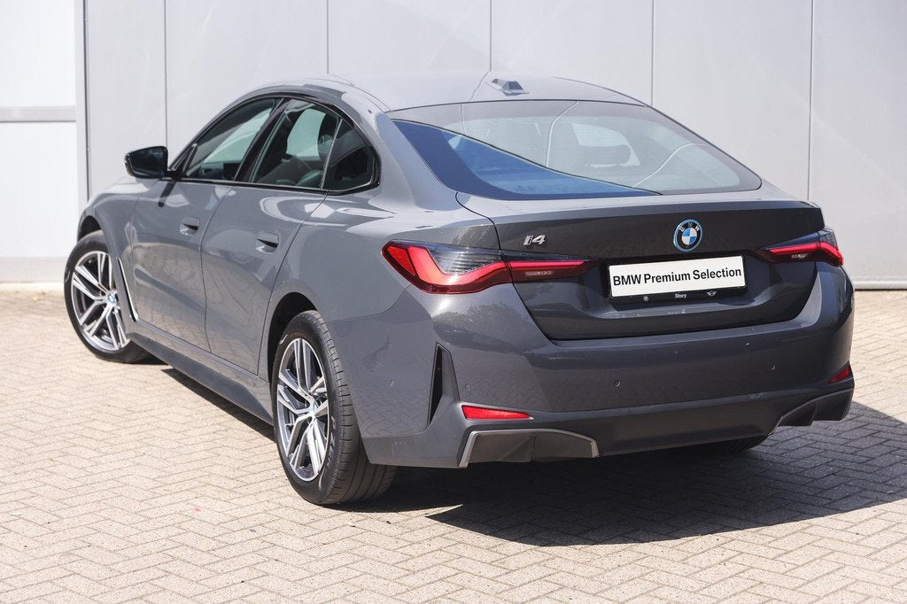 BMW i4 eDrive40 / Cruise Control / Achteruitrijcamera / Stoe, Auto's, BMW, Achterwielaandrijving, Gebruikt, Met garantie (alle)