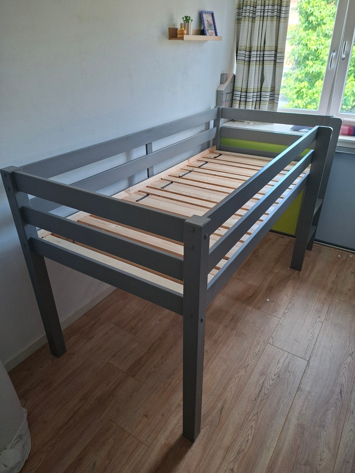 Halfhoogslaper Vipack. Donkergrijs., Ophalen, 90 cm, Eenpersoons, Zo goed als nieuw