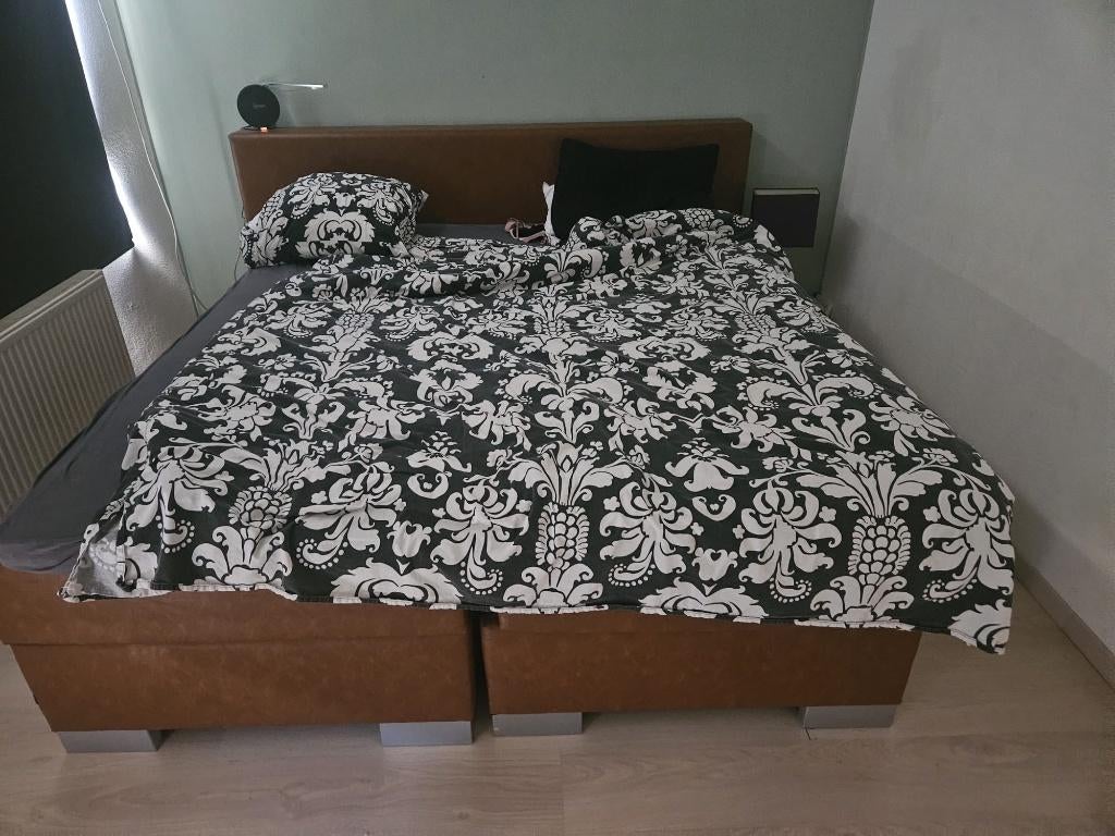 2 pers boxspring, Ophalen, Gebruikt, Bruin, Lederlook