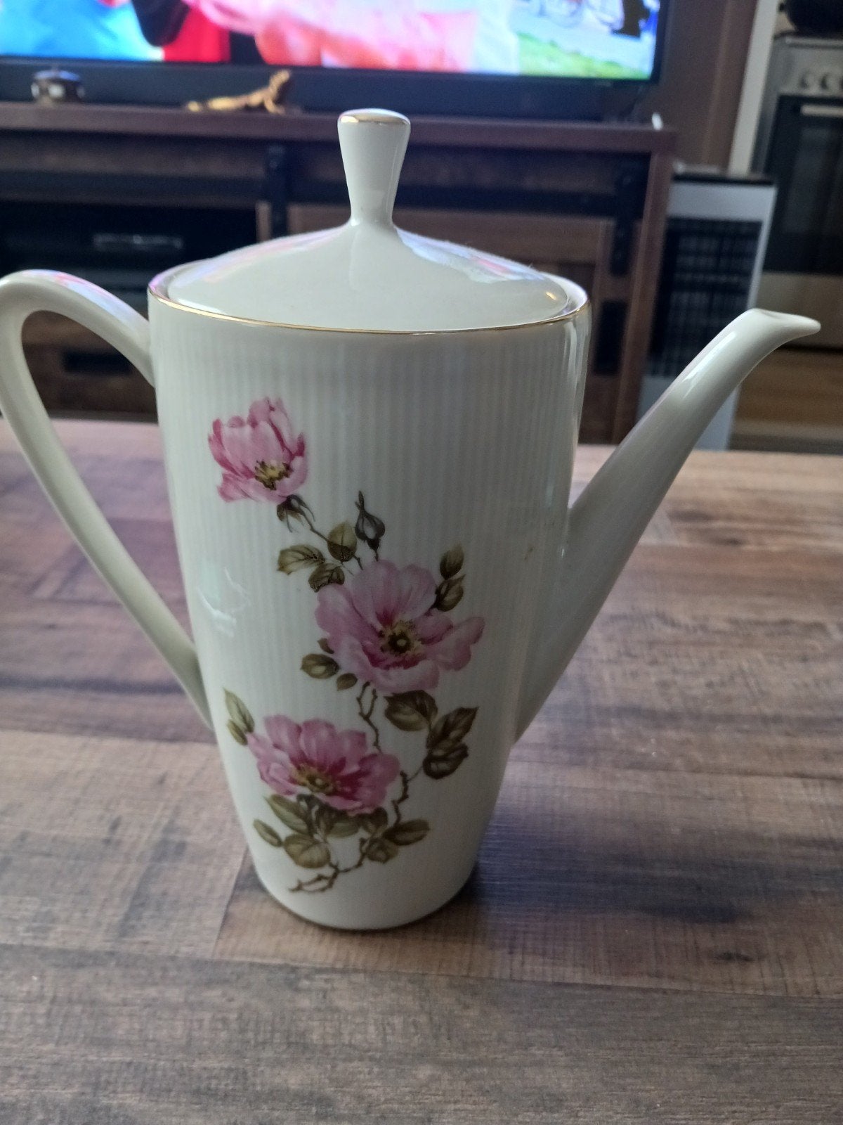 Theepot met ribbels en rozen, Antiek en Kunst, Ophalen of Verzenden