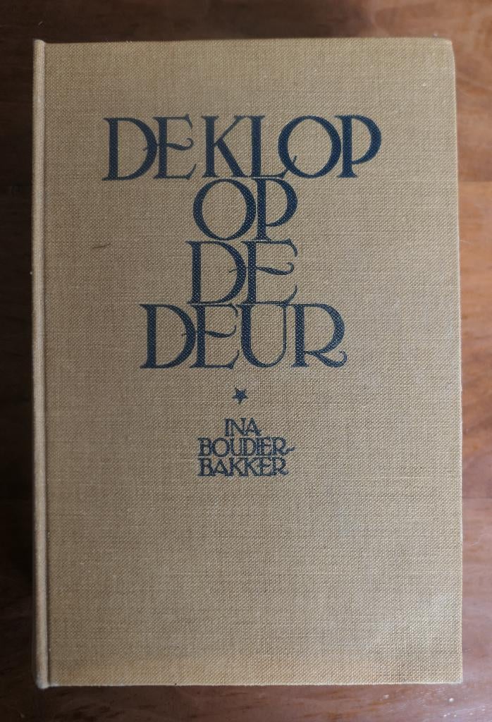 De klop op de deur - Ina Boudier-Bakker, Boeken, Gelezen, Ophalen of Verzenden, Nederland, Ina Boudier-Bakker