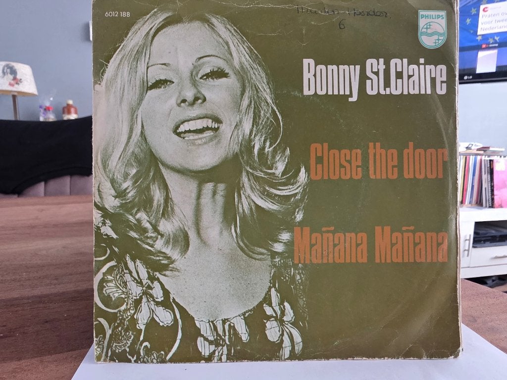 7" Single Bonny St. Claire - Close The Door / Manana Manana, Gebruikt, Verzenden, 7 inch, Pop