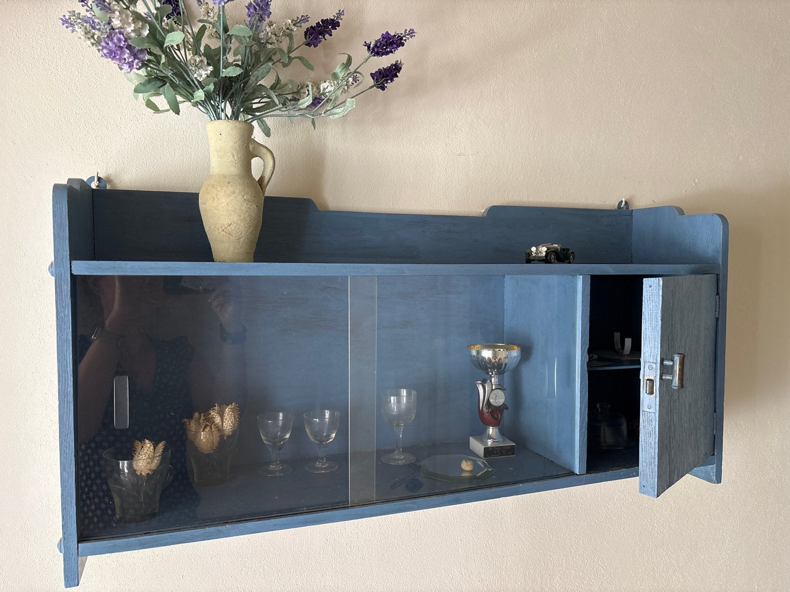 Vintage blauwe wandkast met glazen schuifdeuren, Antiek en Kunst, Ophalen