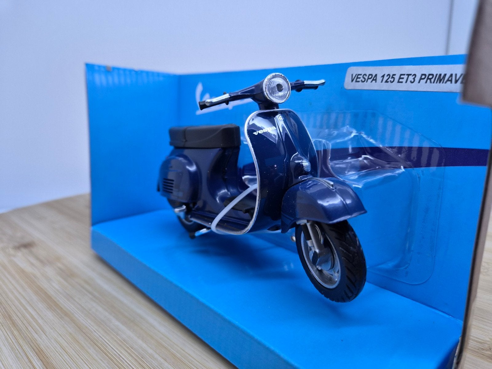 Vespa Scooter schaal 1:12 Nieuw in doos!, Nieuw, Ophalen of Verzenden, 1:9 t/m 1:12, Motor