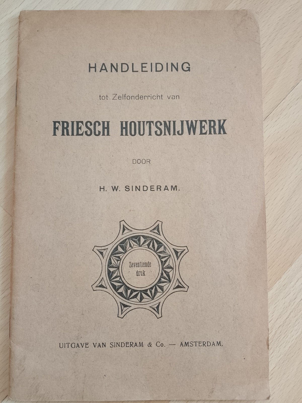 Fries Houtsnijwerk SINDERARM & Co handleiding en prijslijst, Ophalen of Verzenden, Papier of Karton, Overige typen, Overige onderwerpen