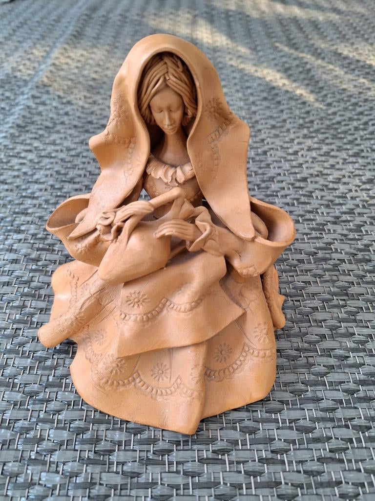 P Serra Olbia Terracotta Beeldje - Vrouw. Italy., Minder dan 20 cm, Ophalen of Verzenden, Handgemaakt, Steen of Keramiek