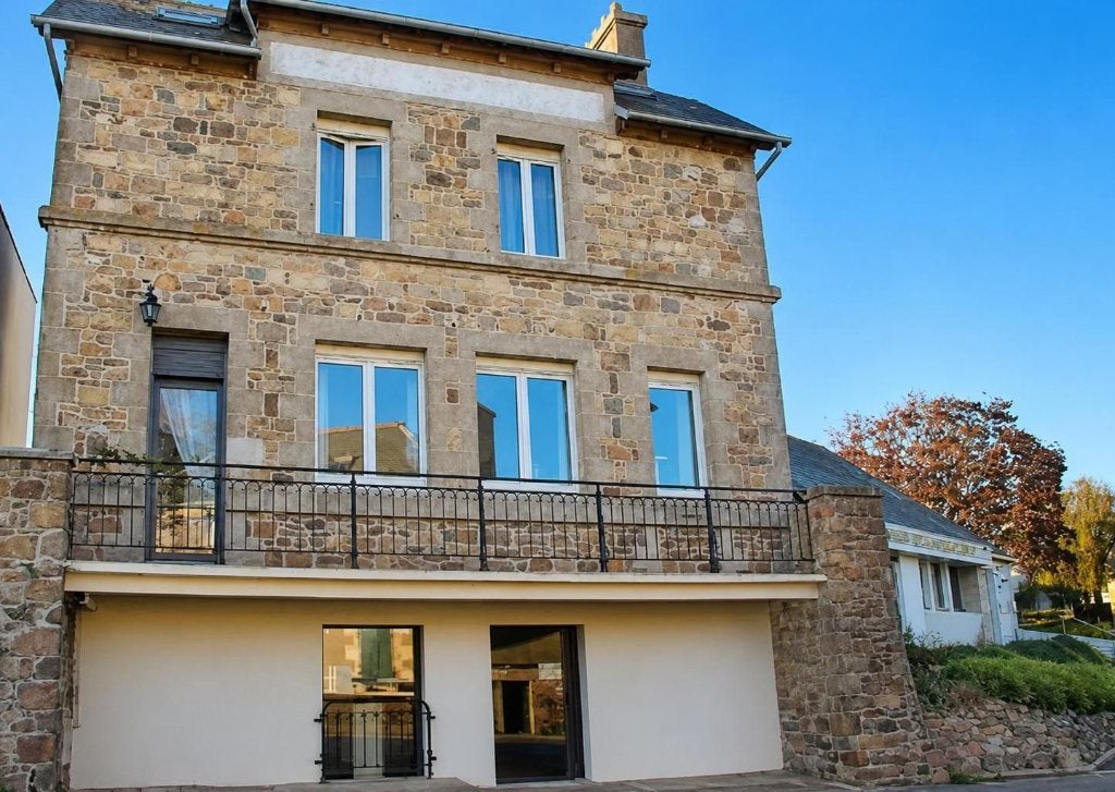 B&B aan Zee Bretagne Frankrijk – Postkantoor 1923, Huizen en Kamers, Huizen te koop, Verkoop zonder makelaar, 7 kamers