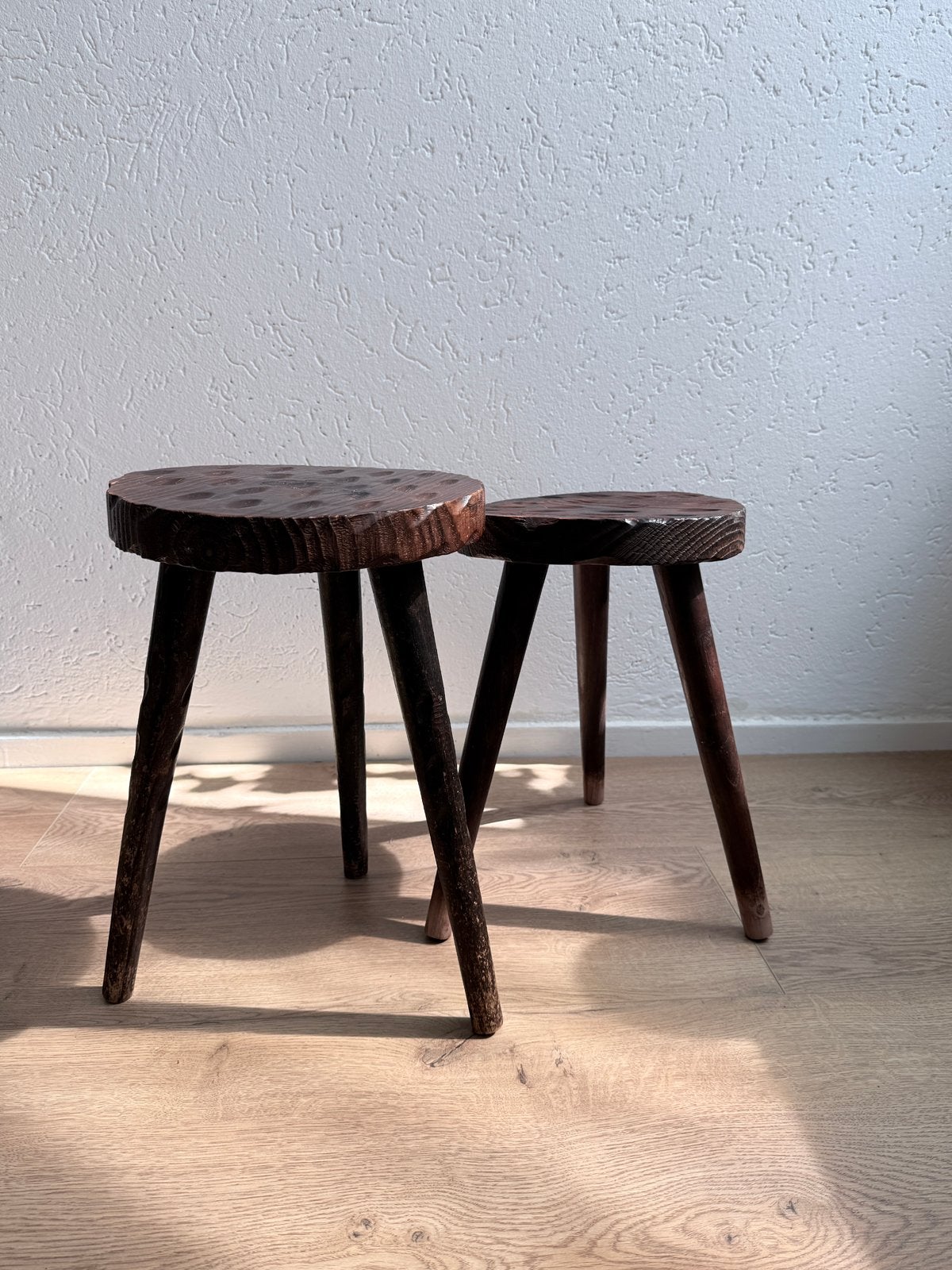 Set van 2 Vintage Brutalistische Driepootkrukken / Tabourets, Vintage, Gebruikt, Vintage, Vintage
