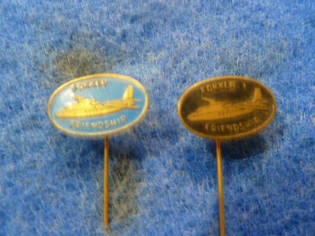 Speldjes 2 x Fokker Friendship, Verzamelen, Speldjes, Pins en Buttons, Ophalen of Verzenden, Zo goed als nieuw, Overige onderwerpen