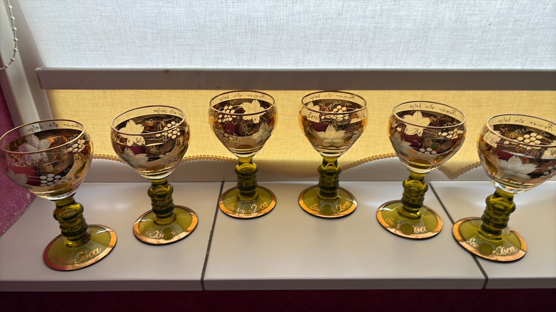 6 Eerste Belgische wijn glazen Souvenir Isca, Huis en Inrichting, Glas of Glazen, Ophalen of Verzenden, Overige stijlen, Glas