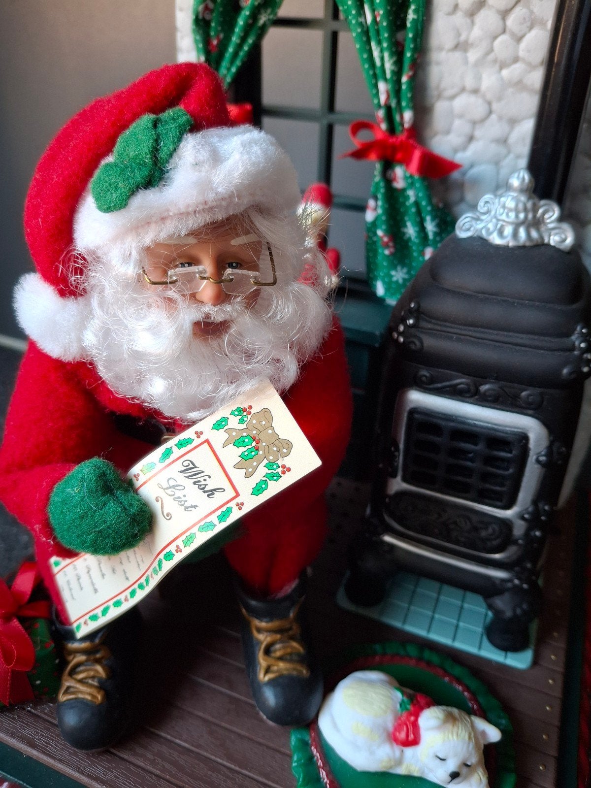 kerstman bij potkachel met muziek, Ophalen of Verzenden