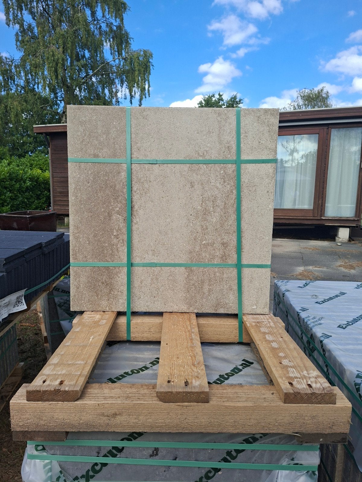 54 beige tegels en 15 opdekbanden, Ophalen of Verzenden, Nieuw, Beton, Terrastegels