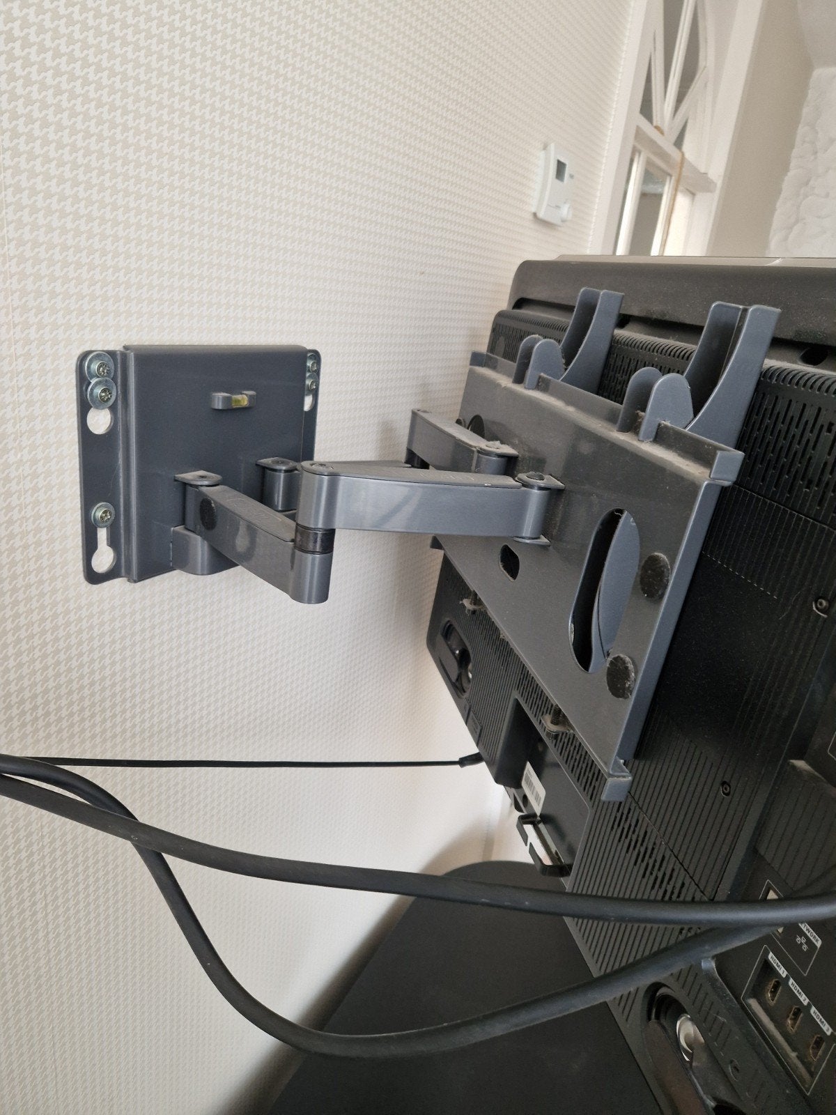 Muurbeugel uittrekbaar/Kantelbaar merk Titan., Audio, Tv en Foto, Televisiebeugels, Ophalen of Verzenden