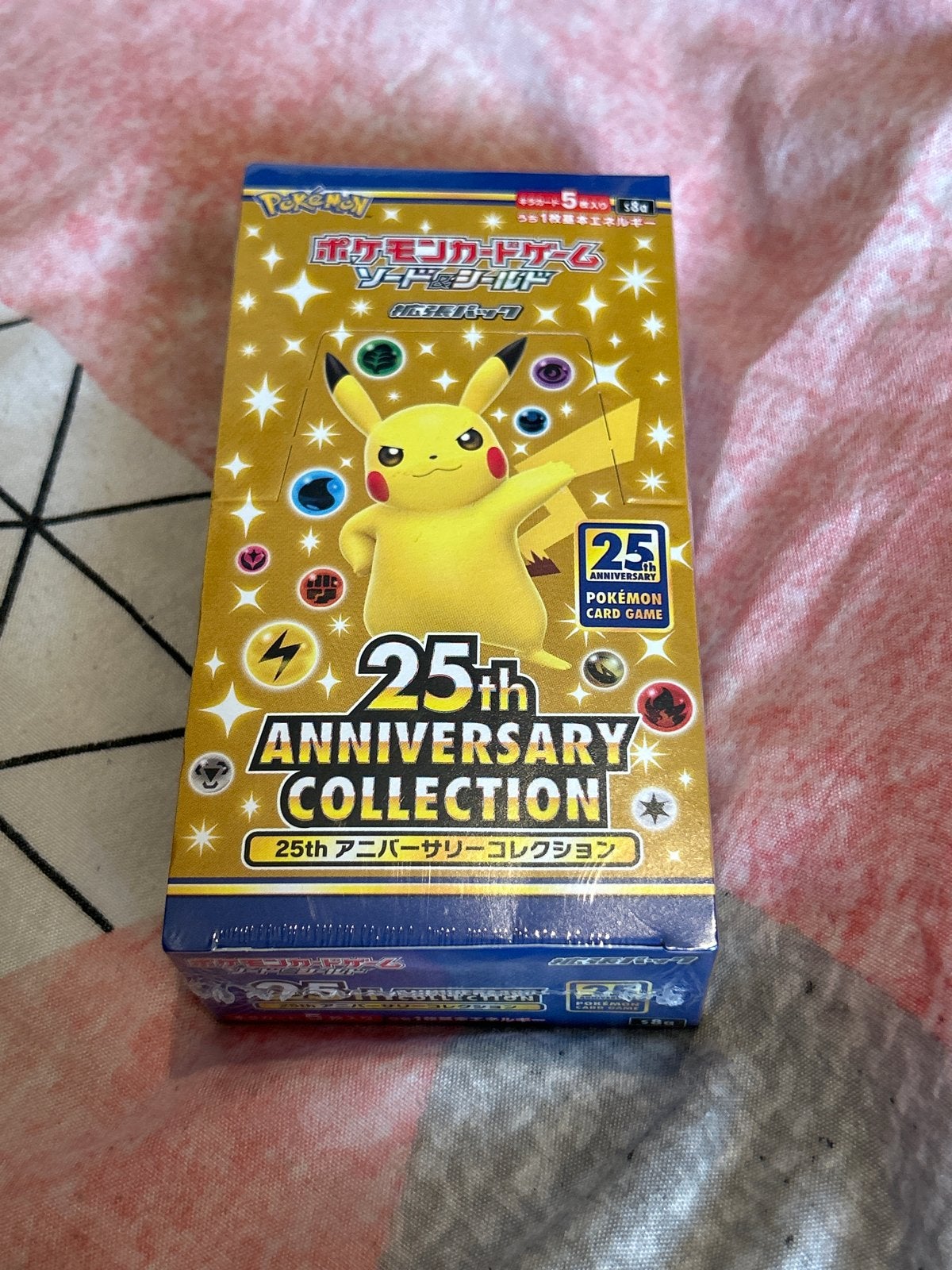Pokémon 25th Anniversary Collection Japan Booster Box s8a, Hobby en Vrije tijd, Verzamelkaartspellen | Pokémon, Ophalen of Verzenden