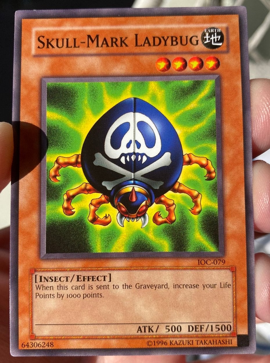 Yu-Gi-Oh! Skull-Mark Ladybug IOC Old US Print !, Ophalen of Verzenden, Zo goed als nieuw, Losse kaart