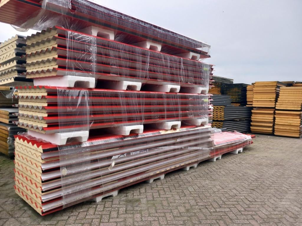 Golf dakpanelen partij rood RAL3000 sandwichpanelen b-keus, Overige materialen, Nieuw, 15 m² of meer, Rood