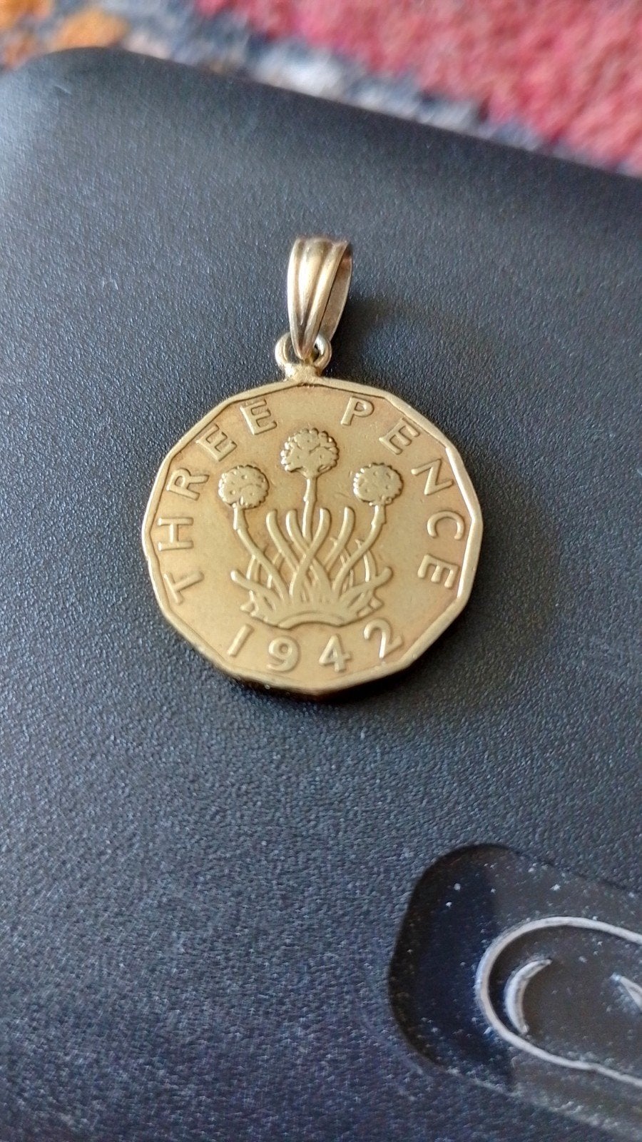 Goudkleurige hanger: Three Pence munt 1942, Sieraden, Tassen en Uiterlijk, Ophalen of Verzenden, Goud, Goud