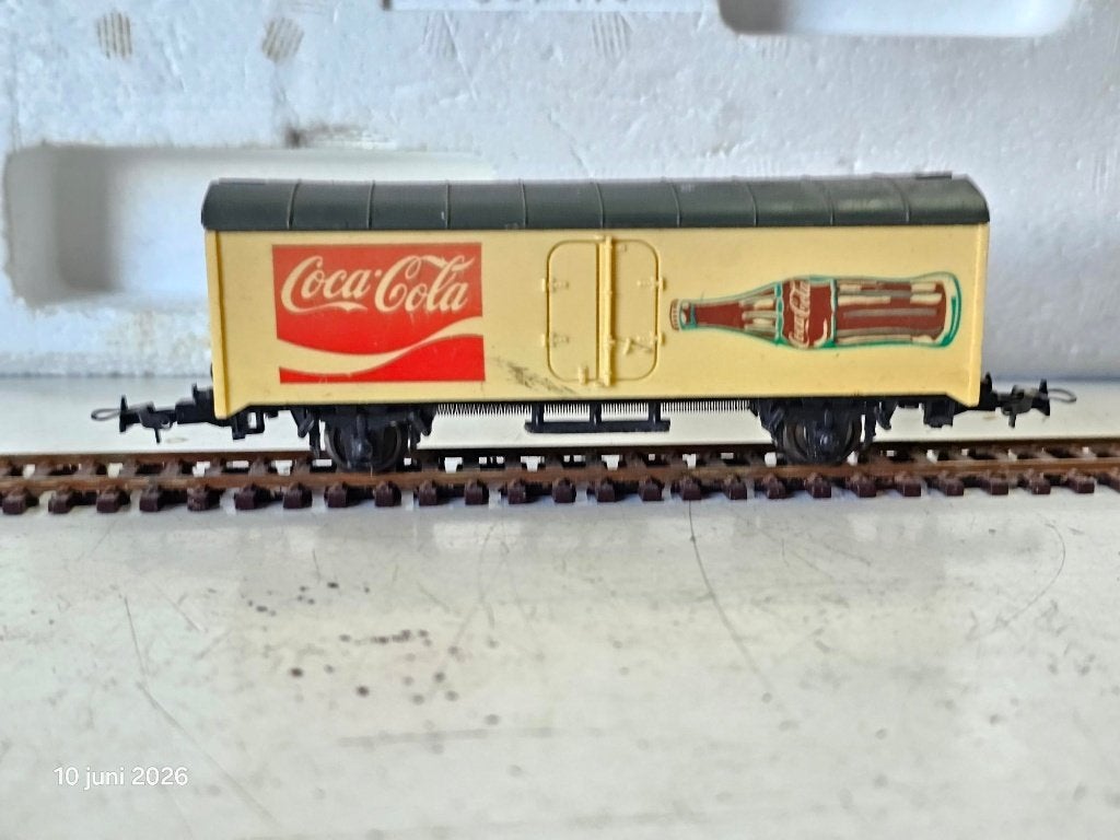 Modeltrein wagon H0 metalen wielen/NEM schacht coca cola, Gelijkstroom of Wisselstroom, Wagon, Ophalen of Verzenden, Zo goed als nieuw