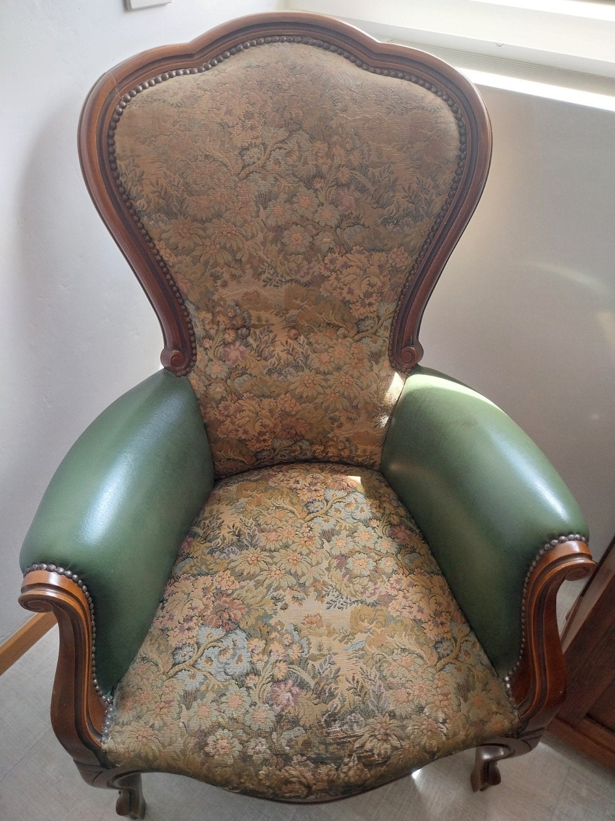 Antieke fauteuil met bloemenpatroon en groen leer, Antiek en Kunst, Ophalen
