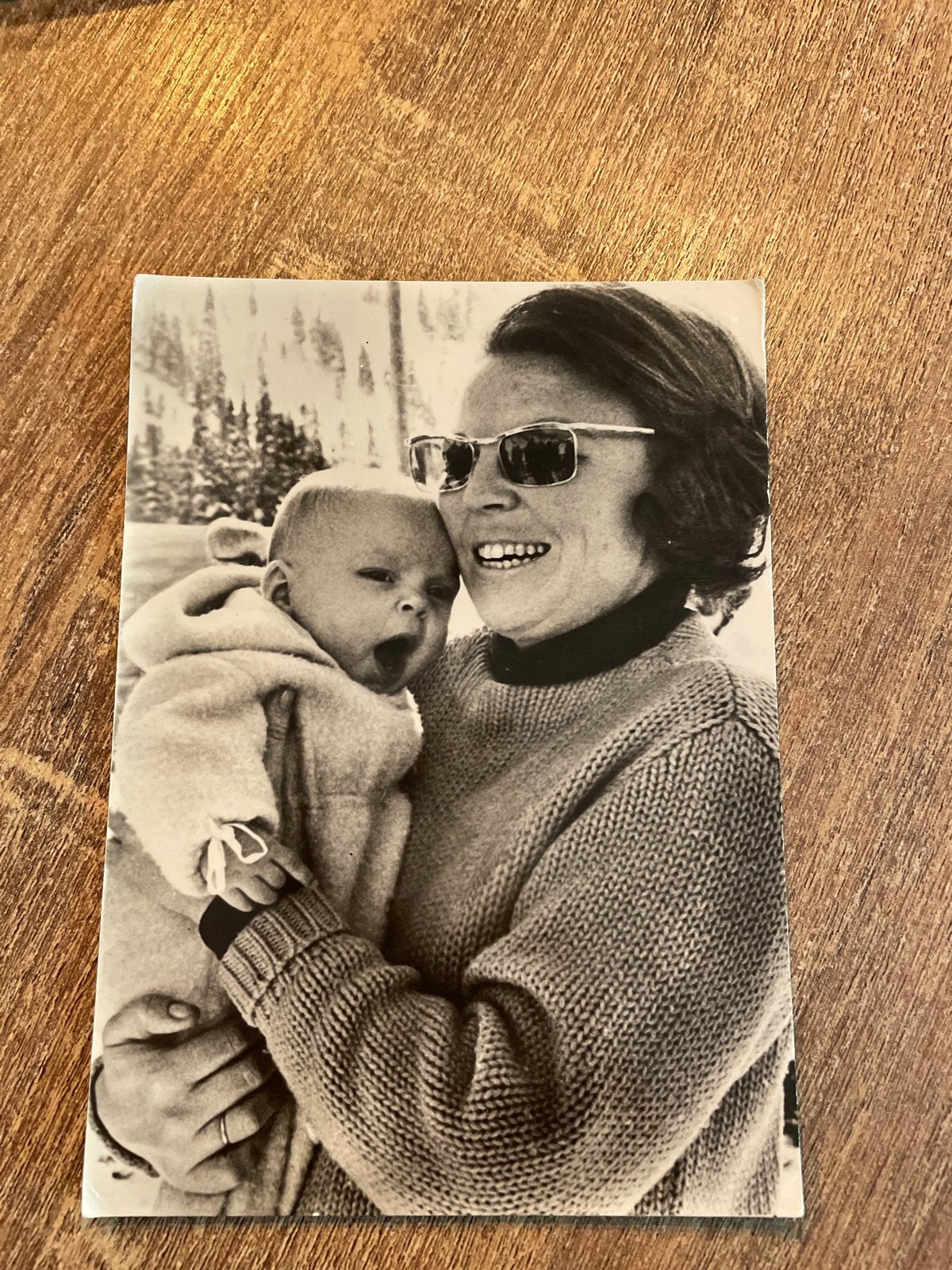 Foto Prinses Beatrix met Prins Constantijn, maart 1970, Verzamelen, Ophalen of Verzenden, 1960 tot 1980, Gelopen