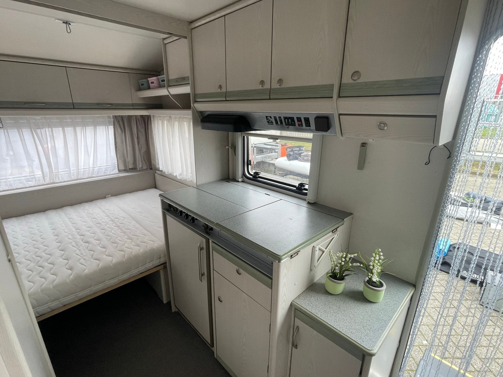 Goed onderhouden Knaus Sudwind caravan uit 1995, Caravans en Kamperen, Particulier, Openslaande ramen, Knaus