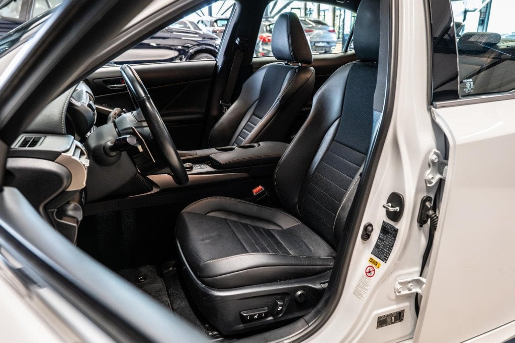Lexus IS 300h Hybrid F-Sport Line Schuifdak | Stoelverwarmin, Auto's, Lexus, Automaat, Gebruikt, Wit, Bedrijf