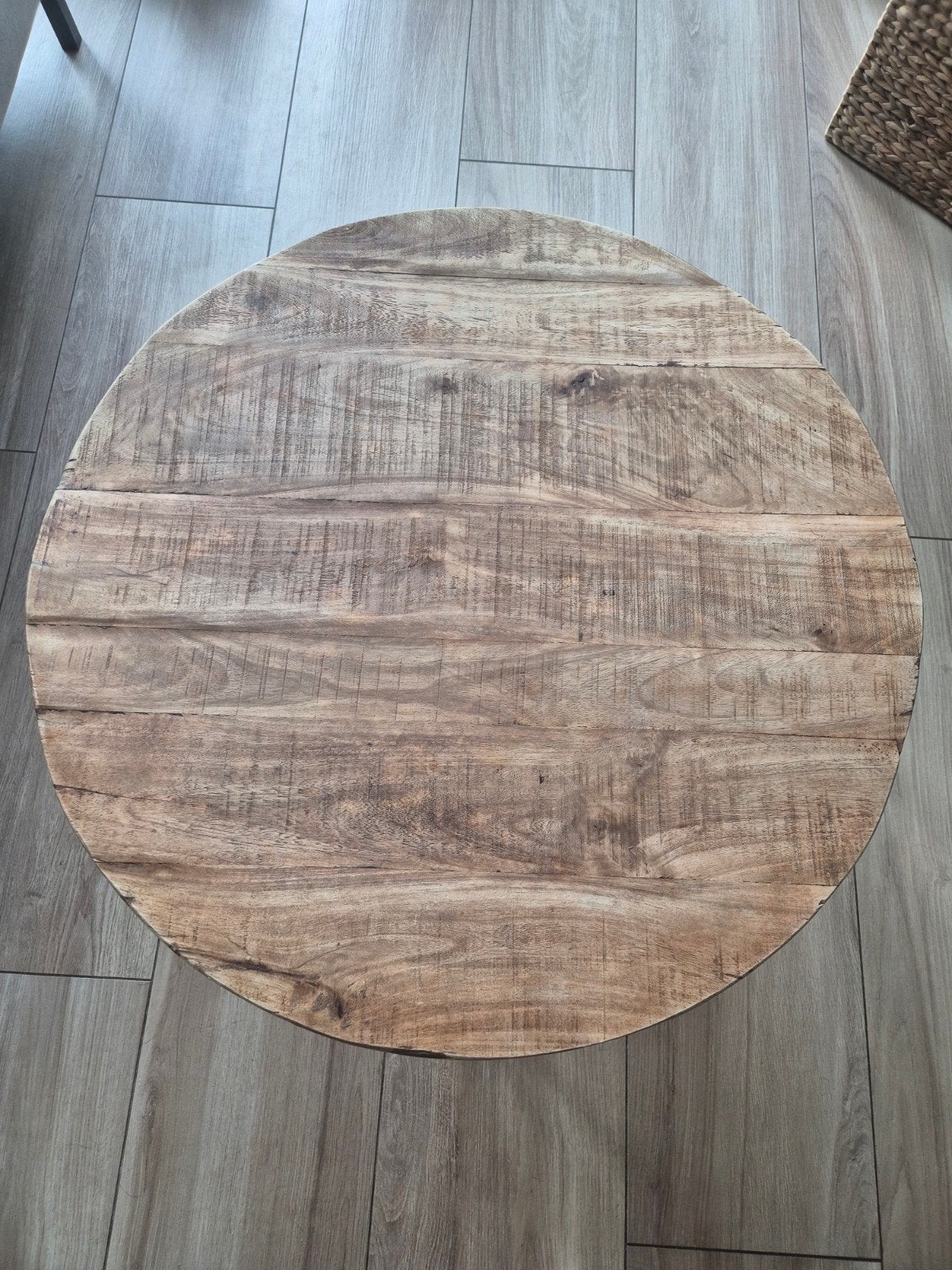 Ronde salontafel van mangohout met metalen onderstel, Huis en Inrichting, Gebruikt, 50 tot 100 cm, Rond, Industrieel, Modern