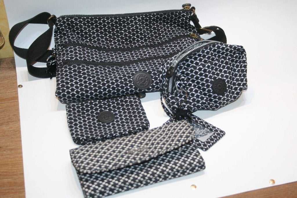 Kipling 4 delige set Alvartas, brieftas + 2 tasjes als nieuw, Sieraden, Tassen en Uiterlijk, Tassen | Damestassen, Ophalen of Verzenden