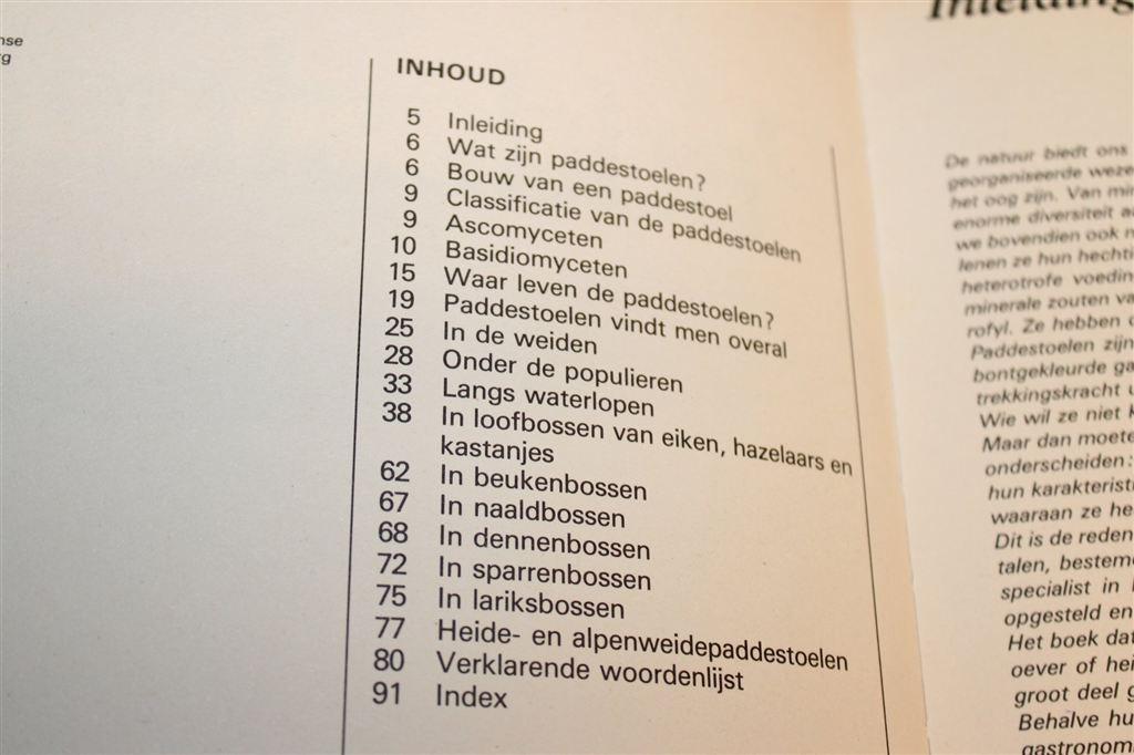 Paddestoelen — Nieuwe Standaard Beeld in Kleur, Ophalen of Verzenden, Gelezen