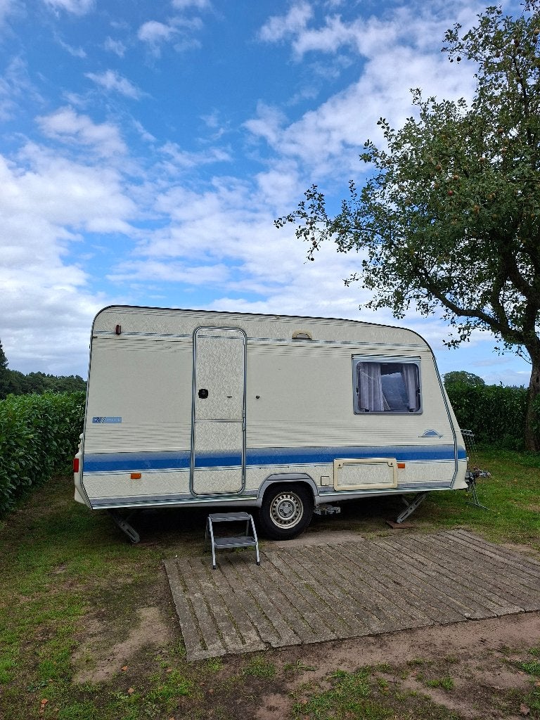 Mooie caravan met mover, Caravans en Kamperen, 2 aparte bedden, Tot en met 2, Treinzit, 750 - 1000 kg