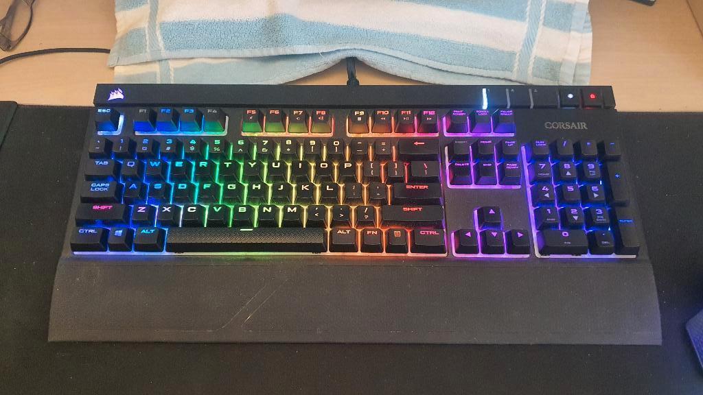 Corsair Strafe 2 RGB toetsenbord Cherry MX Red Silent, Computers en Software, Toetsenborden, Gebruikt, Gaming toetsenbord, Ophalen of Verzenden