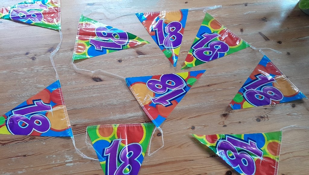 vlaggetjes verjaardag 18 jaar, Ophalen, Zo goed als nieuw, Versiering, Verjaardag