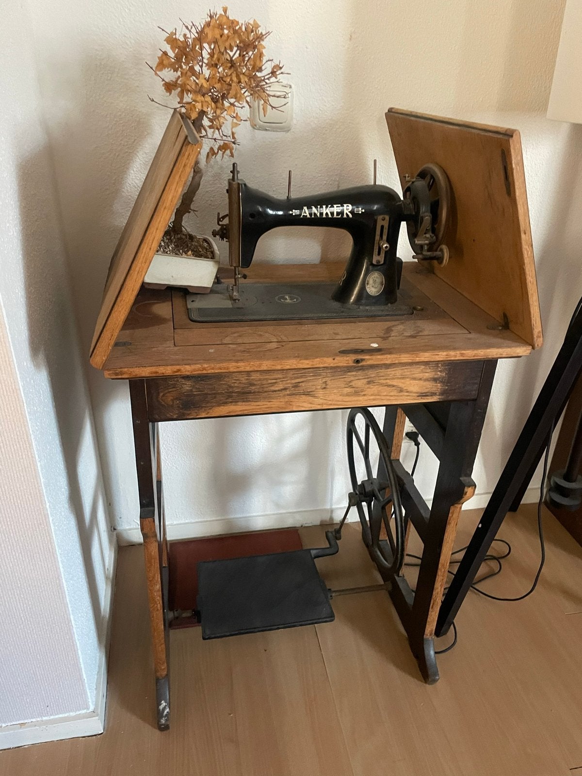 Antieke Anker Naaimachine met Houten Tafel, Ophalen