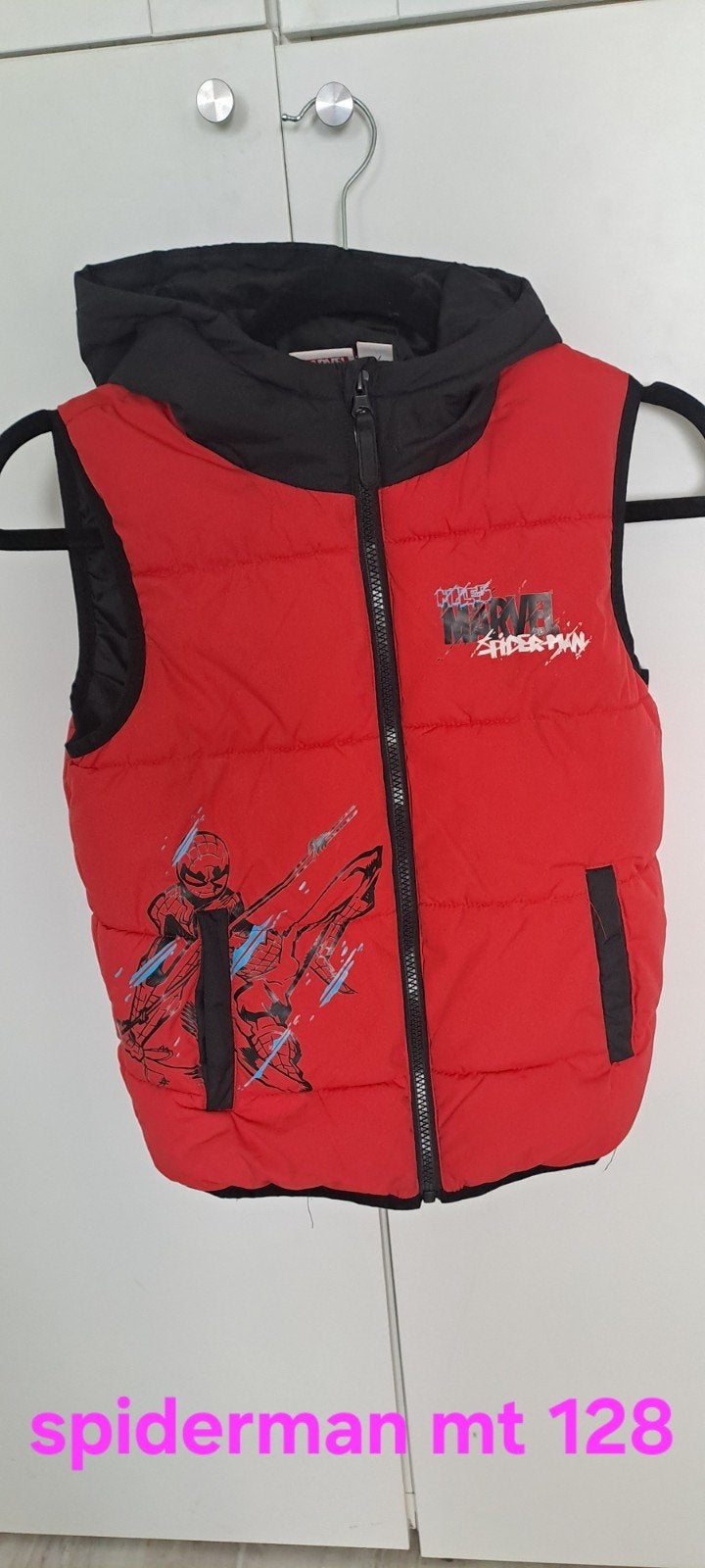 Mt 128 spiderman bodywarmer, Ophalen of Verzenden, Zo goed als nieuw, Spiderman, Jongen