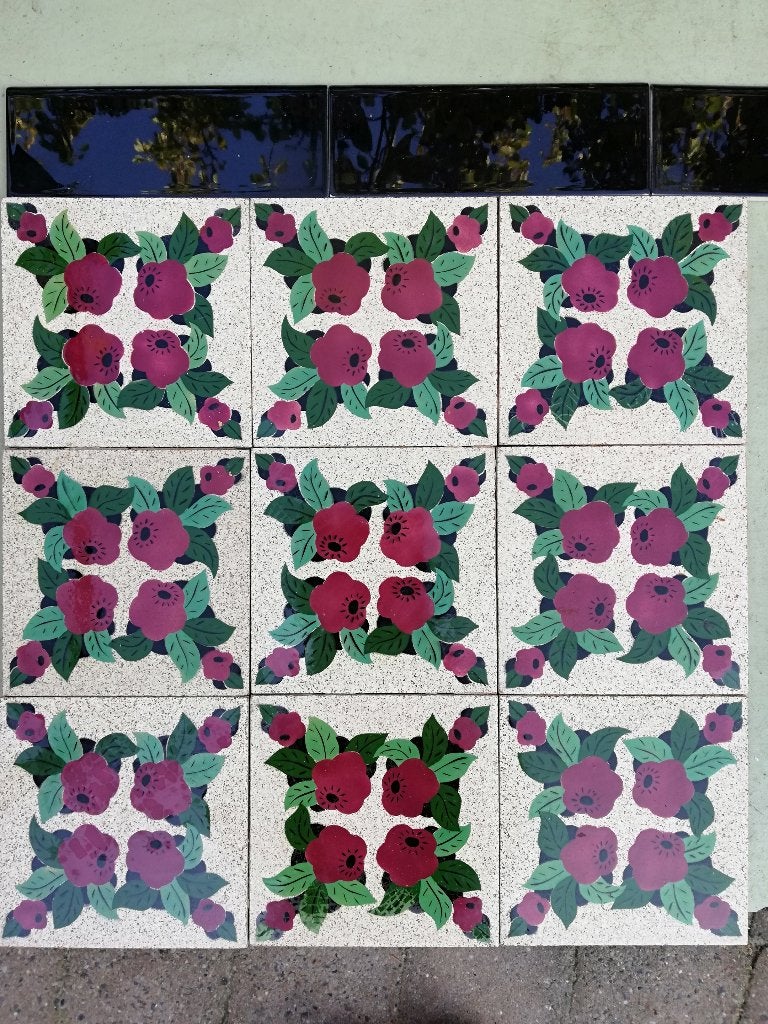 107+82 Jaren 20-30 antieke tegels, rood/groen/zwarte bloem, Ophalen