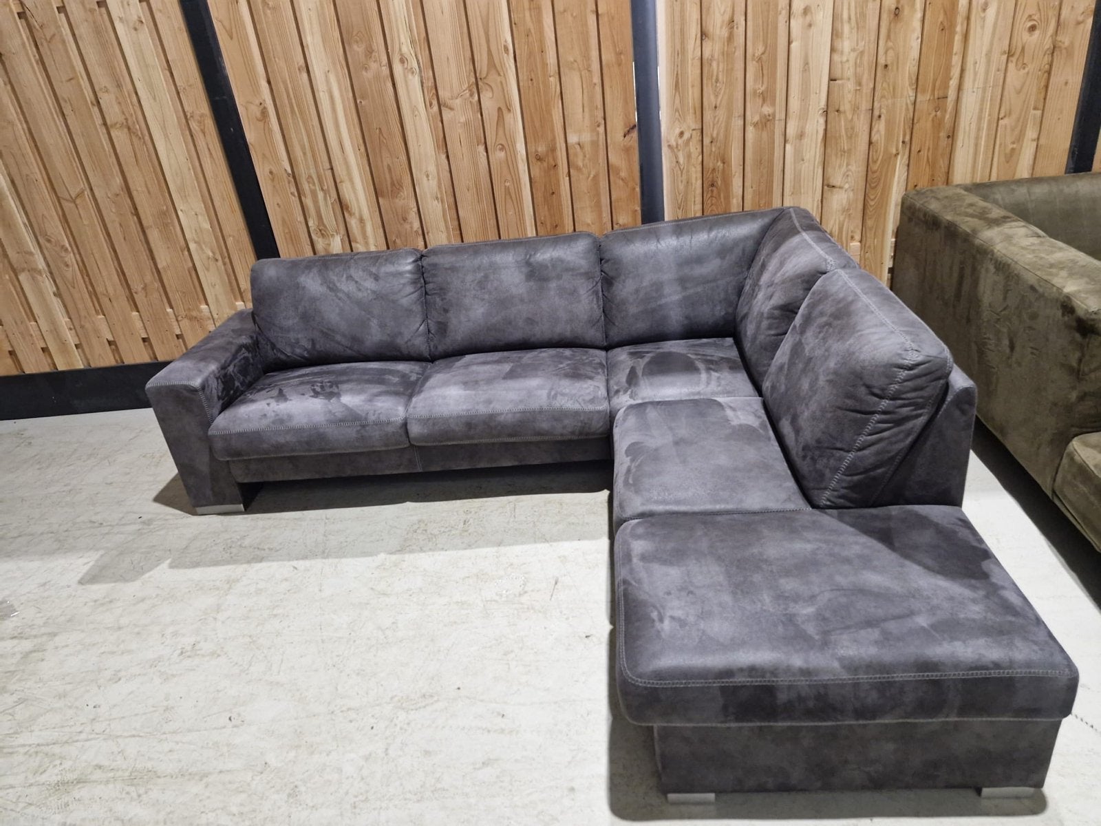 Schitterende antraciete microleder hoekbank in nieuwstaat, Huis en Inrichting, Ophalen, 100 tot 125 cm, ., Hoekbank