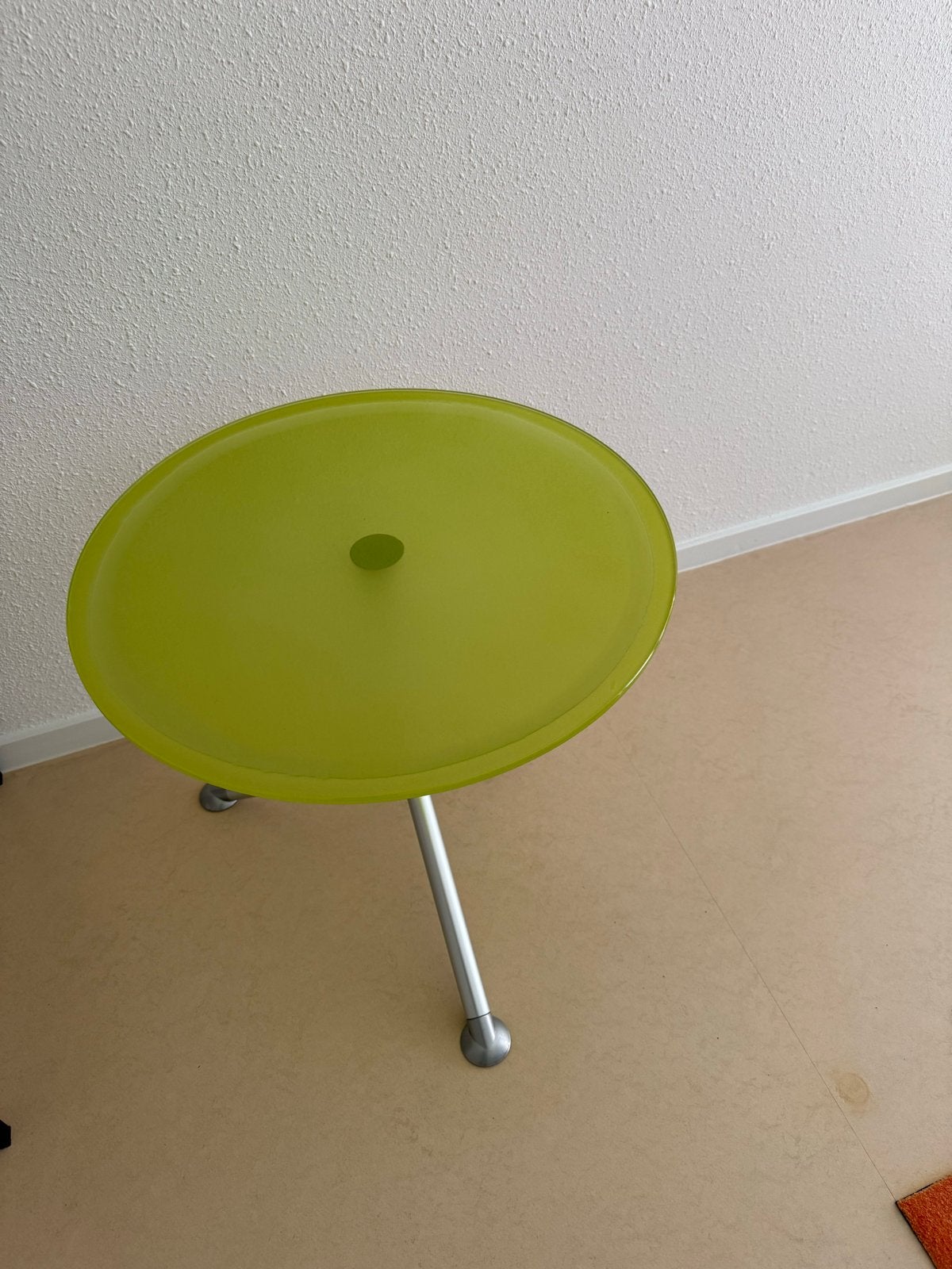 Groene design bijzettafel met metalen onderstel, Huis en Inrichting, Tafels | Bijzettafels, Ophalen, Minder dan 45 cm, Minder dan 55 cm