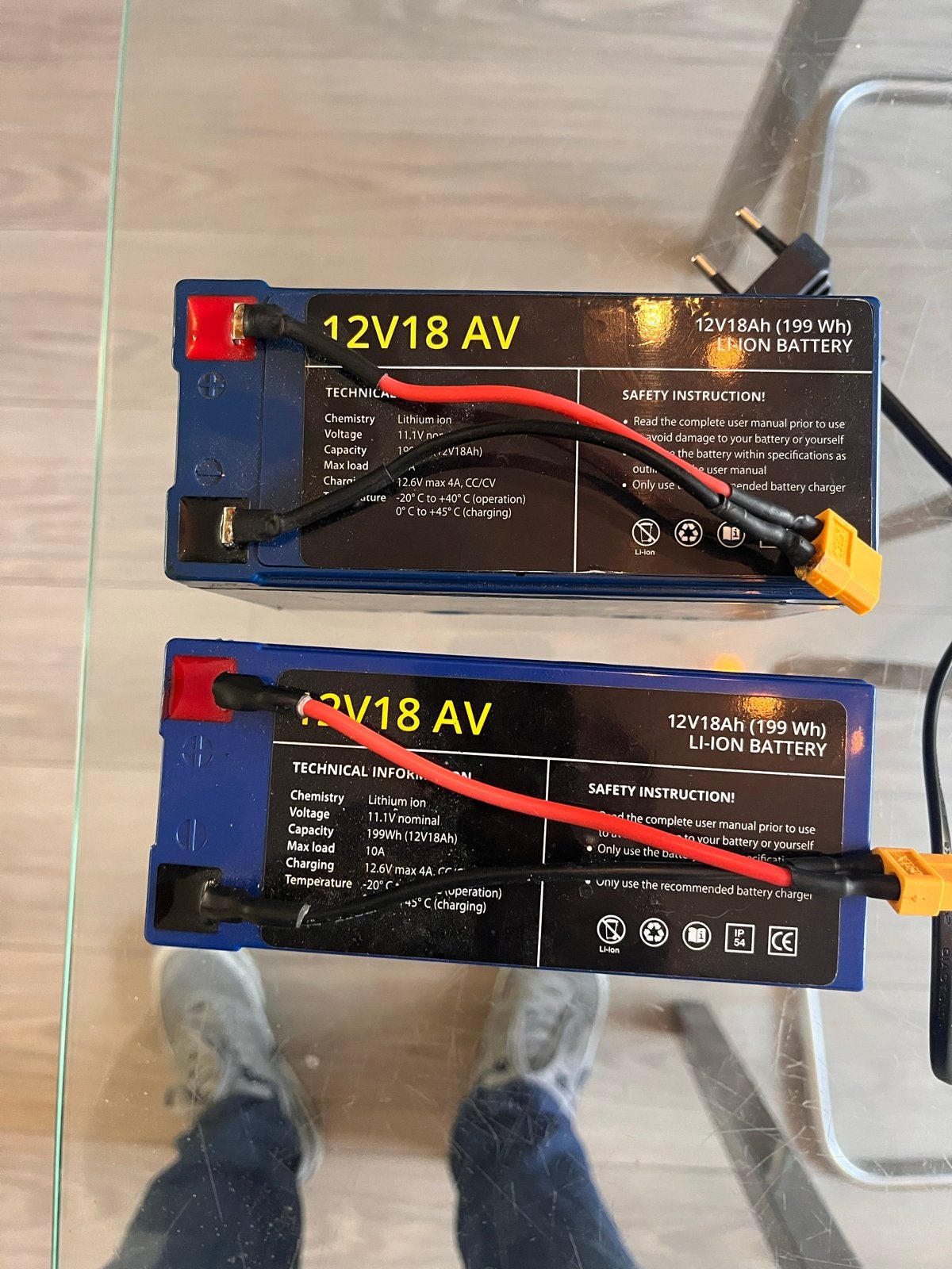 2x Rebelcell 12V18 AV Li-ion accu met lader, Ophalen of Verzenden, Zo goed als nieuw, Oplaadbaar