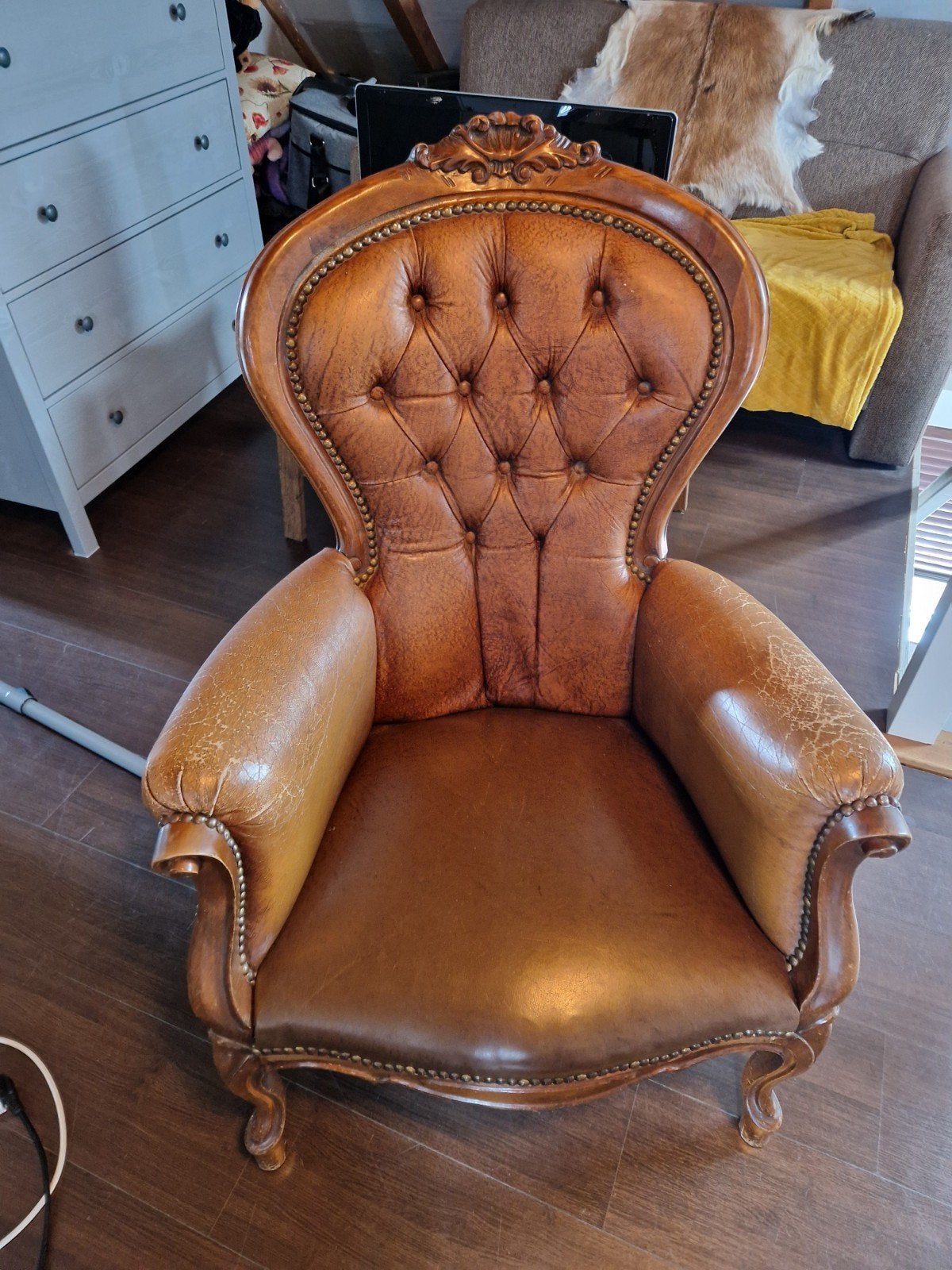 Antieke leren fauteuil met gecapitonneerde rugleuning, Ophalen